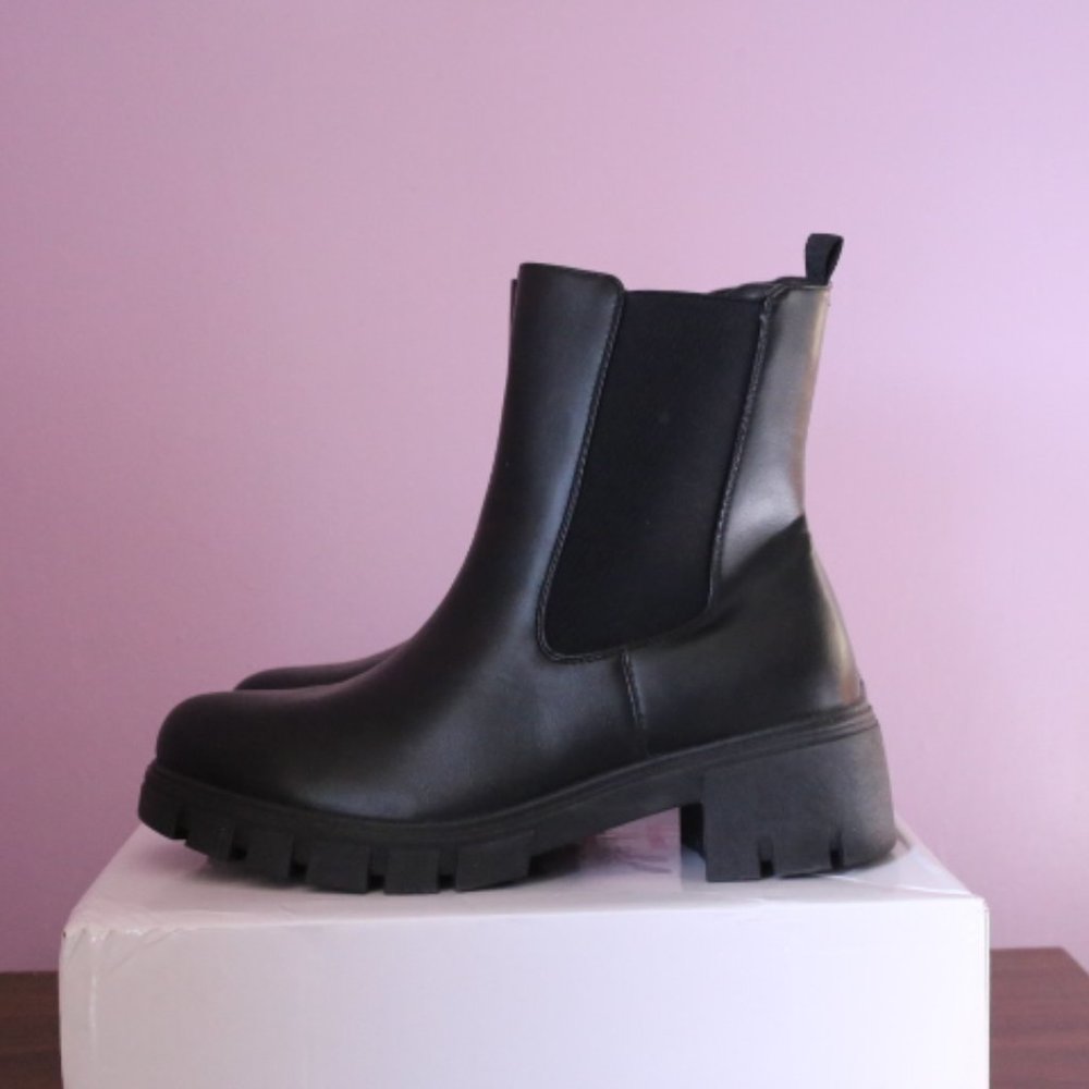 Lug sole boot, never worn, size 8.5